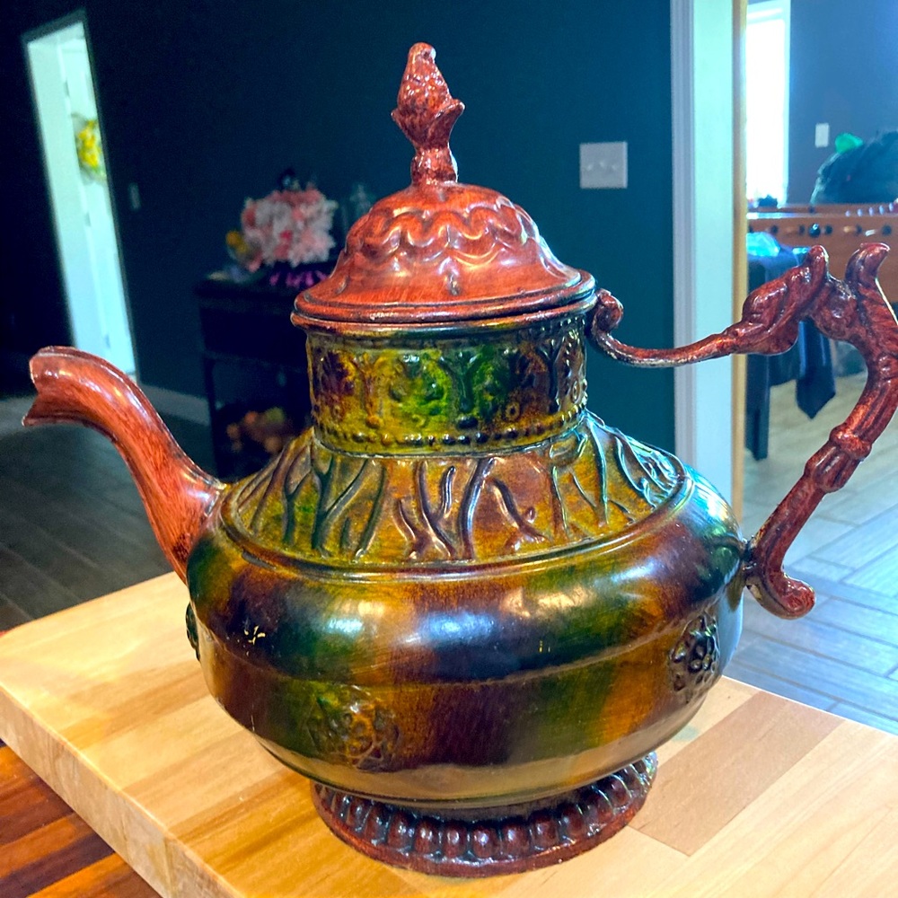 Lovely kettle, with the most amazing color design.